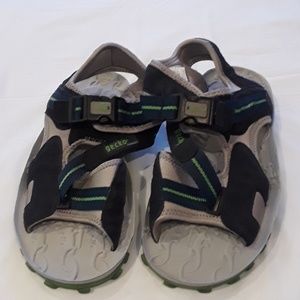 Gecko flats with velcro, size 6 NWOT